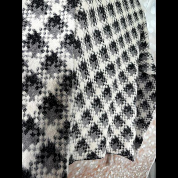 Cupcakes & Cashmere Sweater Womens Medium Gray Tan Geometric Fuzzy Cozy Bohemian - Picture 2 of 4
